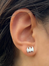 Laden Sie das Bild in den Galerie-Viewer, Fledermaus Ohrstecker Paar piercinginspiration®