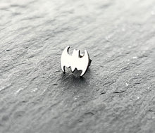 Laden Sie das Bild in den Galerie-Viewer, Fledermaus Ohrstecker Paar piercinginspiration®