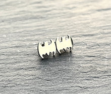 Laden Sie das Bild in den Galerie-Viewer, Fledermaus Ohrstecker Paar piercinginspiration®