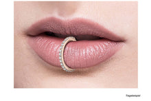 Laden Sie das Bild in den Galerie-Viewer, 18 Karat Gold Multiple Kristalle Clicker Ring piercinginspiration®