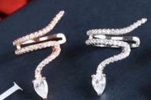 Laden Sie das Bild in den Galerie-Viewer, Kristall Schlange Ear Cuff 925 Sterling Silber piercinginspiration®