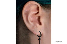 Laden Sie das Bild in den Galerie-Viewer, Kreolen Kreuz Clicker Ring Paar Ohrringe piercinginspiration®