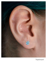 Laden Sie das Bild in den Galerie-Viewer, 7 Kristalle Blume Ohrpiercing Ohrstecker piercinginspiration®