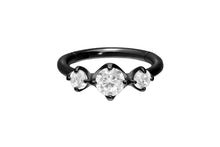 Laden Sie das Bild in den Galerie-Viewer, 3 Eingefasste Kristalle Clicker Ring piercinginspiration®