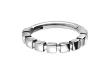 Laden Sie das Bild in den Galerie-Viewer, Clicker Ring Würfel Design piercinginspiration®
