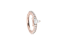Laden Sie das Bild in den Galerie-Viewer, Eingefasster Kristall Dreieck Conch Flügel Clicker Ring piercinginspiration®