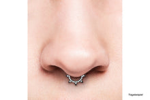 Laden Sie das Bild in den Galerie-Viewer, Spitzen Eingefasste Kristalle Clicker Ring piercinginspiration®