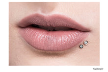 Laden Sie das Bild in den Galerie-Viewer, Titan Mini Kristall Rund Labret Innengewinde Flache Disc Ohrpiercing piercinginspiration®