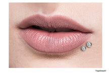 Laden Sie das Bild in den Galerie-Viewer, Titan Innengewinde Labret Kristalle Flache Disc Ohrpiercing piercinginspiration®