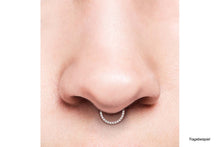 Laden Sie das Bild in den Galerie-Viewer, Titan Multiple Eingefasste Kristalle Clicker Ring piercinginspiration®